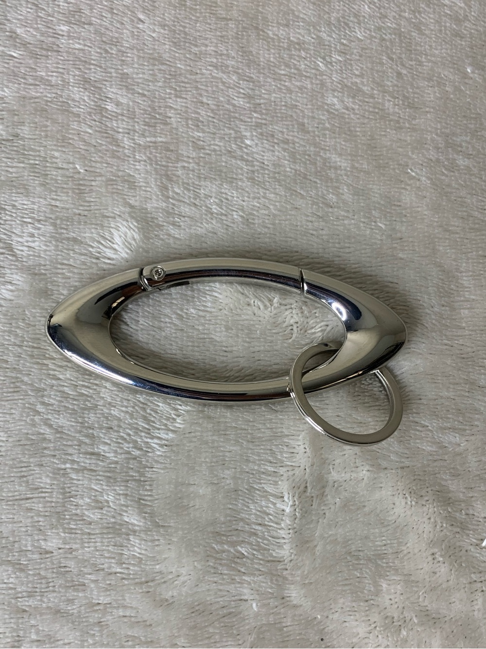 Oakley Essential Icon Carabiner Unisex Keychain FOS900696-206 3.6in Color Silver